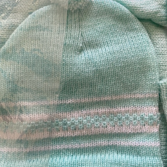 Newborn Babies sweater with Hat included - Picture 5 of 6